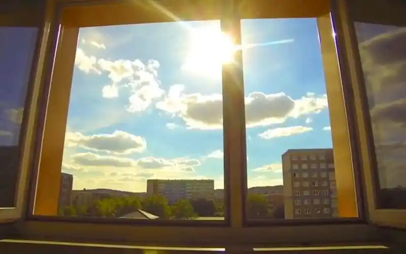 疫情在家 偶尔发呆看着窗外 阳光那么浓烈 透过窗户洒进客厅 好温暖