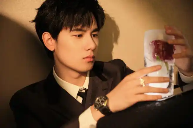 胡先煦穿过月亮的旅行##胡先煦拿玫瑰花走红毯##胡先煦王锐