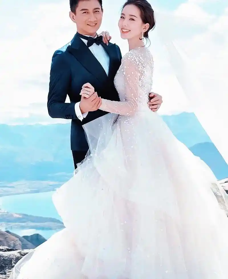 4月24日,吴奇隆刘诗诗夫妇捐赠物资驰援上海,物资标语:"疫 - 抖音