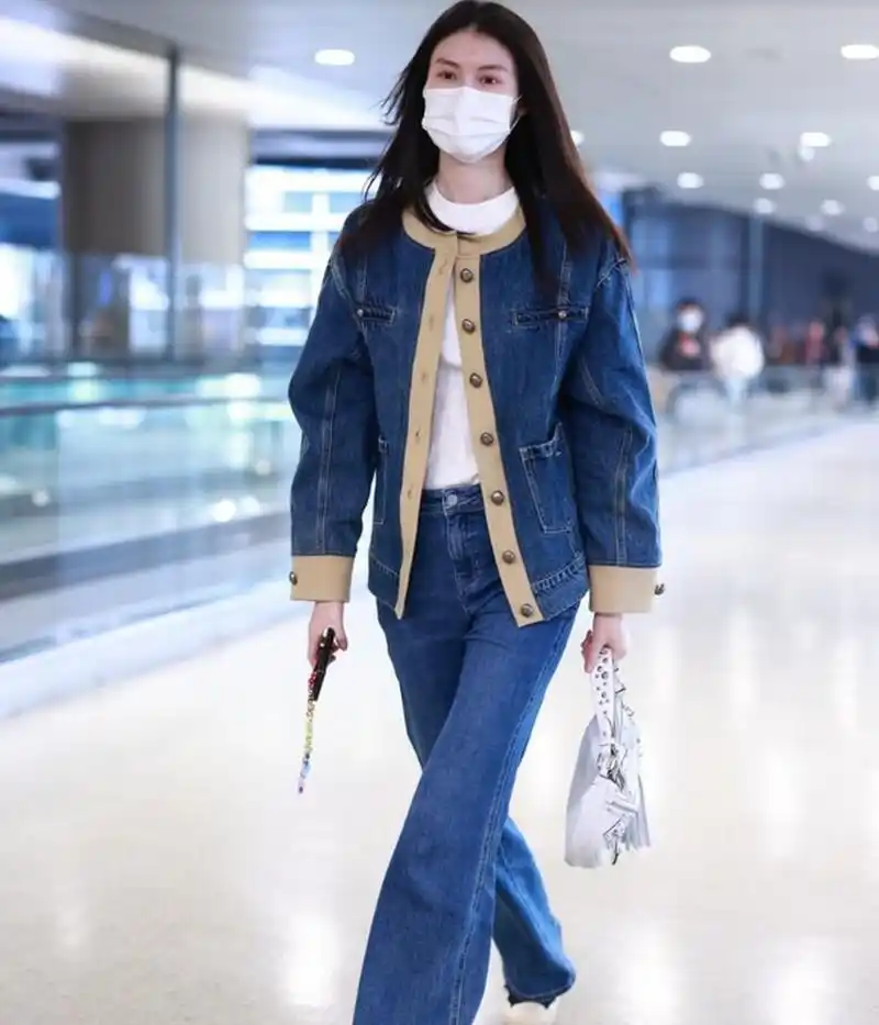 何穗走机场,白色t恤 牛仔外套 牛仔裤,时尚舒适,清新靓丽.