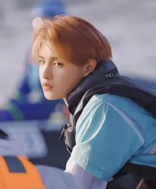 黄明昊的这些照片好适合当头像啊