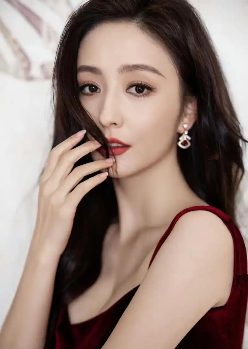 佟丽娅吊带裙写真,优雅高贵,魅力四溢!