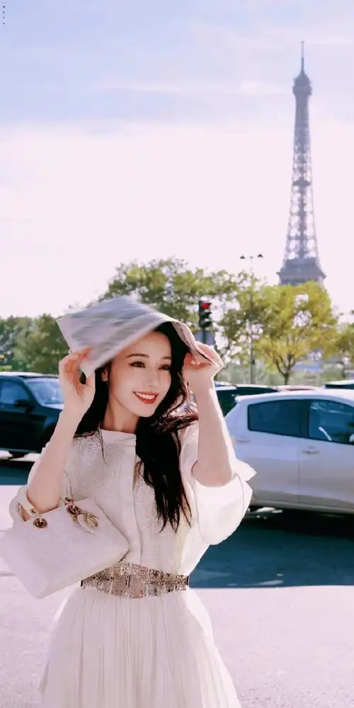 迪丽热巴白玫瑰美女##迪丽热巴捧花浅笑