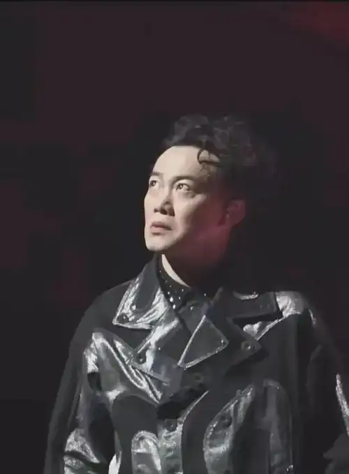 陈奕迅南京演唱会不满观众竖中指而背对观众演唱观众大呼退票