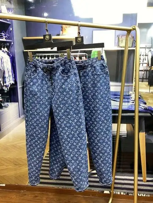 点此购买lv男女款涂鸦满印老花直筒牛仔裤莲157098