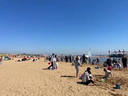 "五一"小长假 东疆湾沙滩景区向海而"兴"_新浪财经_新浪网