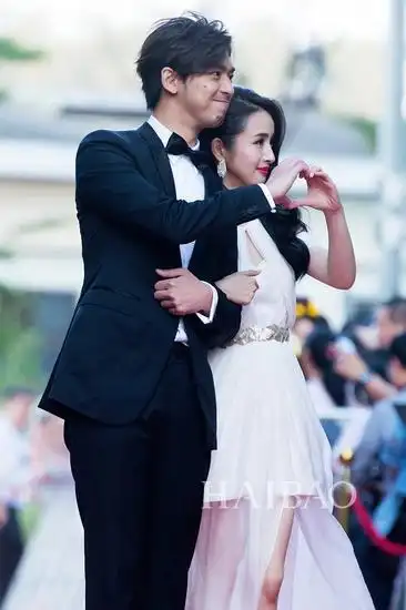 陈柏霖,林依晨亮相2015首尔电视节颁奖典礼红毯