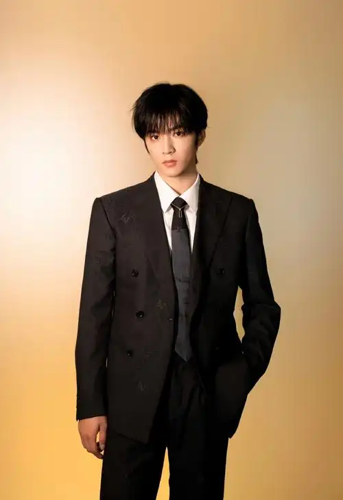 刘耀文来啦   ～   今天以一身 louis vuitton 西装造型随《第二十条