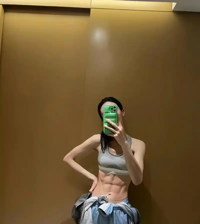 金晨罕见的腹肌照,线条明显!身材精瘦好似金刚芭比!