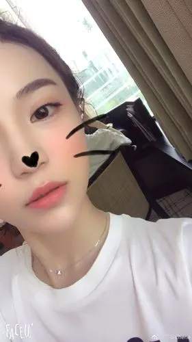 王思聪前女友雪梨晒照人如其名甜蜜多汁