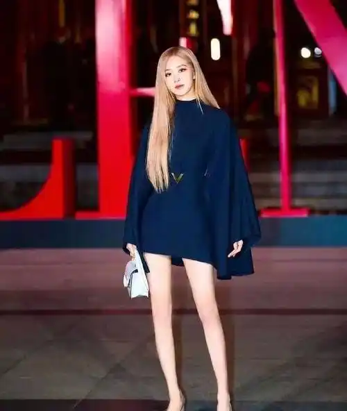 粉丝别吹朴彩英的腿了,热搜看着好尴尬,还是关晓彤的腿更好看!