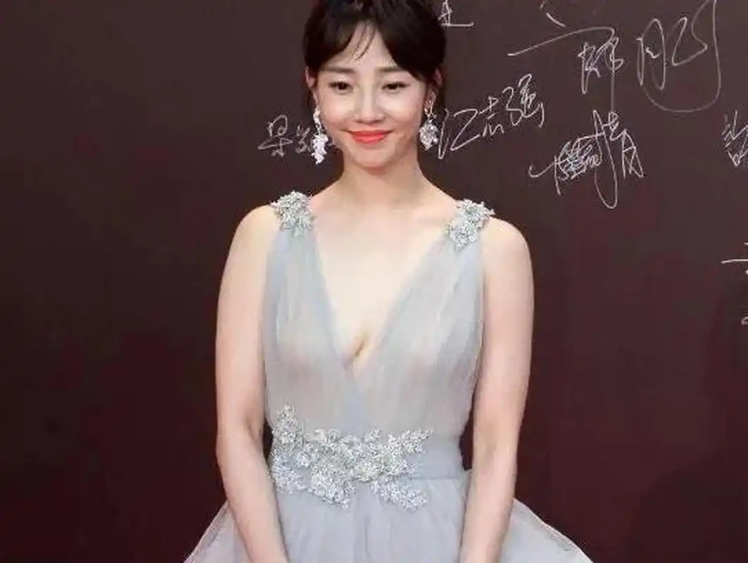 白百合一席白纱透视裙 傲人胸围 洁白皮肤 尤|||白百何一袭设计感十足