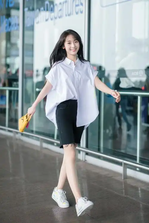 邢菲赴长沙录制快乐大本营黑白简约风甜笑会粉丝