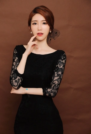 虎牙主播小熊探望老兵,峥嵘岁月深情落泪