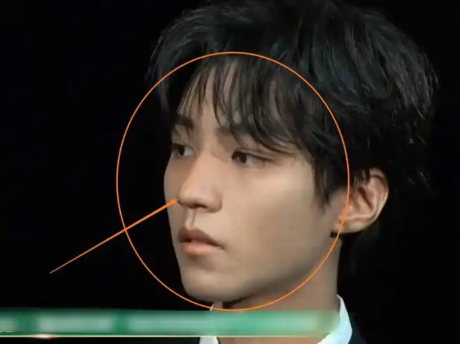 王俊凯百花奖后台拍摄,在高清怼脸拍镜头下,脸部状态过于真实