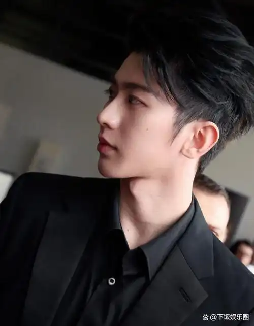 蔡徐坤现场演唱会,粉丝们的喊叫声不仅仅是"徐坤"这一个称呼,而是各种