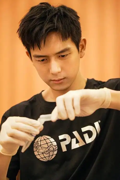 2020年国产精品午夜福利在线(深夜福利李现对镜自拍大秀腹肌,身材健硕