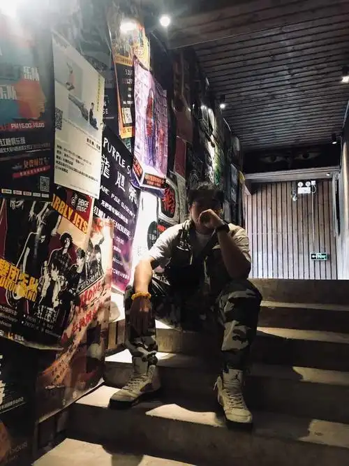 本人男,身高182体重180斤,怎么穿衣好看啊,各位亲们帮帮忙?