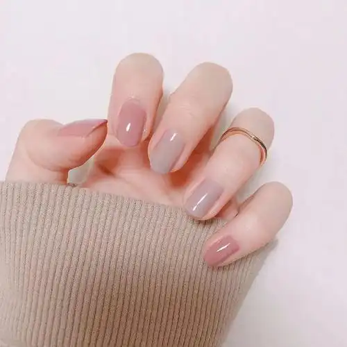 春天想低调不花哨的跳色美甲最耐看了