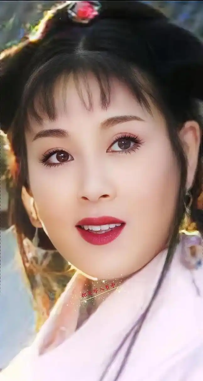 作为上个世纪90年代古装第一美人,她的美丽无疑成为了时代的一个符号.