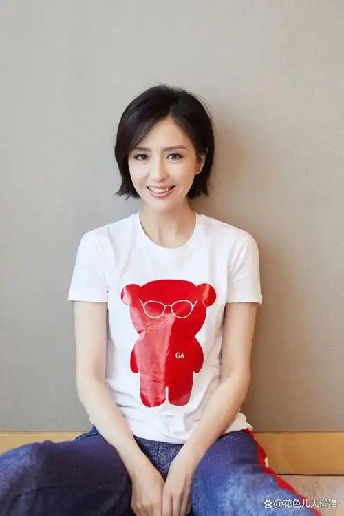 作为一位优秀的演员,佟丽娅不仅在演技上有着出色的表现,她的时尚品味