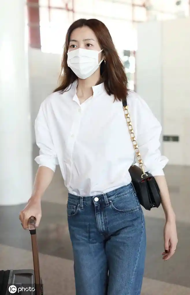 刘雯身穿白衬衫搭配牛仔裤干净清爽