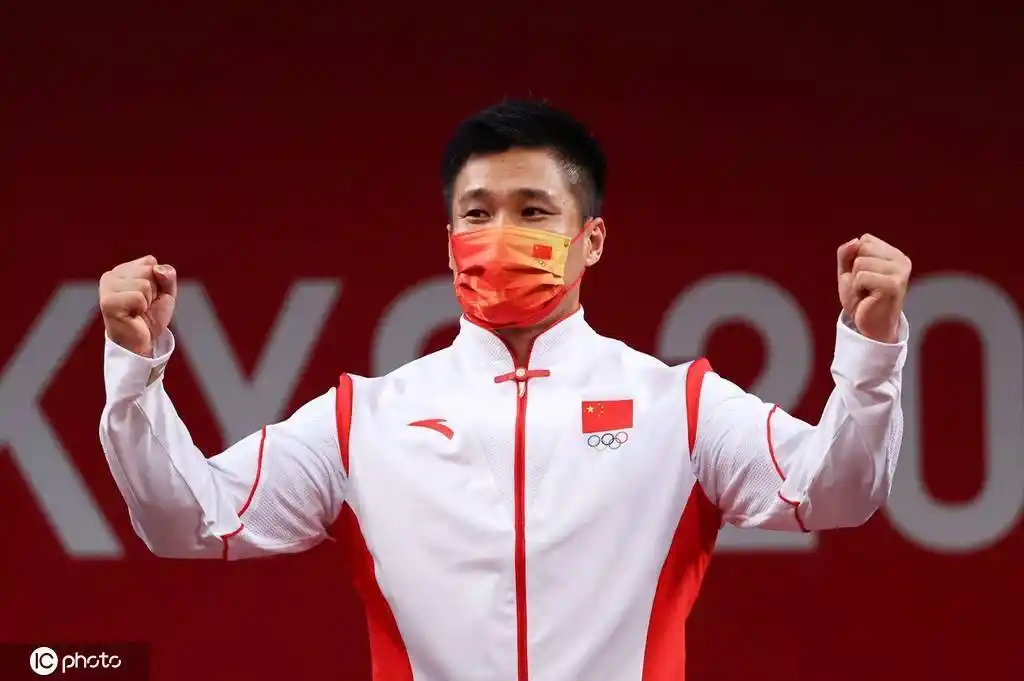 东京奥运会举重男子81公斤级决赛吕小军夺金