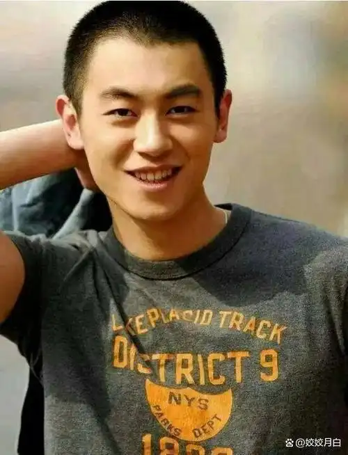 朱亚文,结婚8年老婆不会做饭,两个女儿是他的小棉袄,生活甜蜜