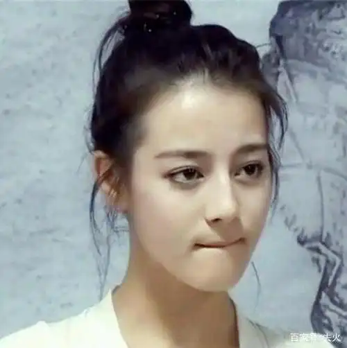 迪丽热巴刚出道的时候就是这样的清纯范儿.