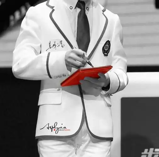 tfboys新闻190216易烊千玺的手指真的太撩了好看的手又会写又会画