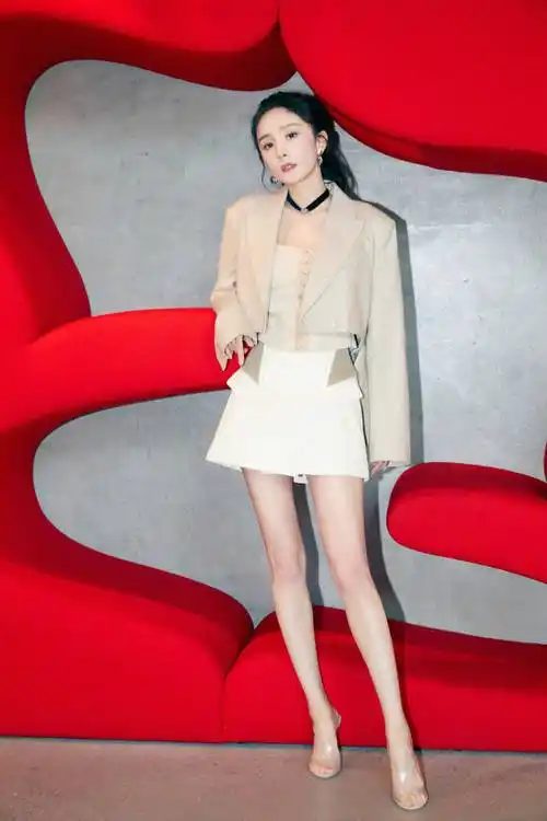 杨幂超短裙秀出一双漫画腿,白皙的婴儿肌肤质过于惹眼_身材_少女_外套
