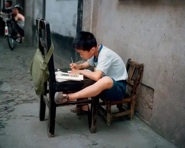 28张80年代小孩彩色老照片,看看你都干过些什么?有把枪是真神气