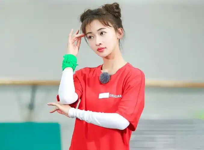 吴谨言在节目中的发型火了,双马尾可爱丸子头清新,真适合夏天扎