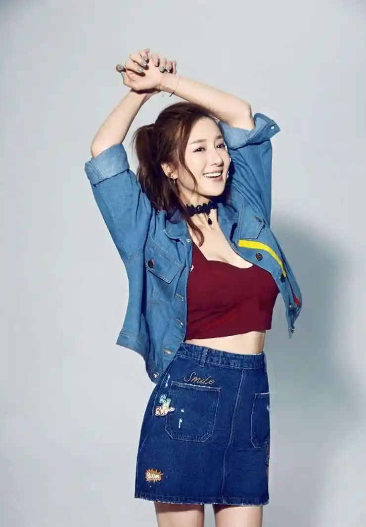 活泼爱笑的东北女演员李依晓