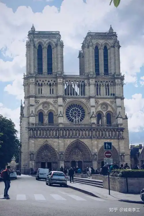 巴黎圣母院正门(图片自摄)