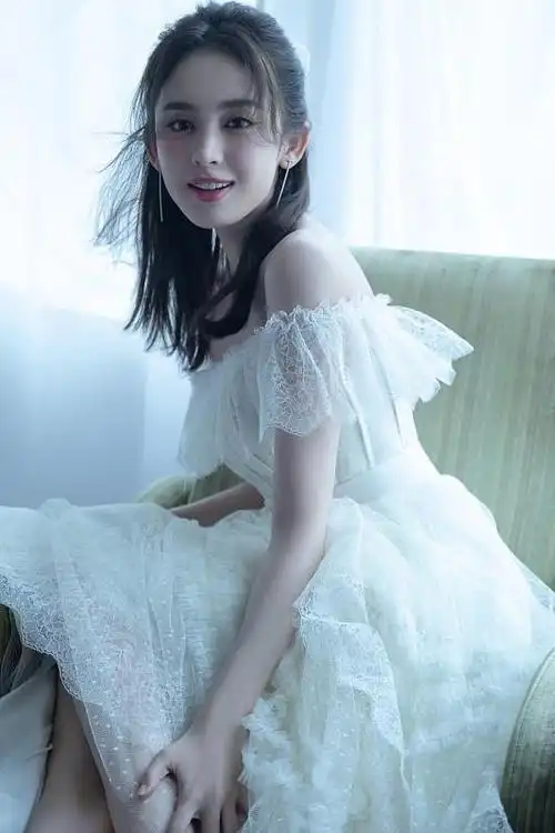 浓颜美女古力娜扎演绎清纯风身穿网纱裙看起来干净又清爽