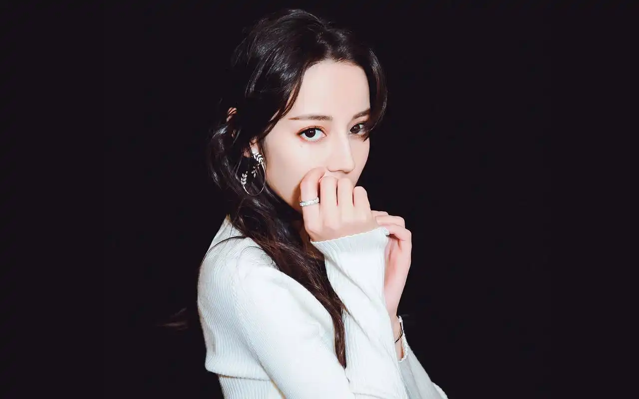 迪丽热巴最新优雅迷人性感写真图片壁纸