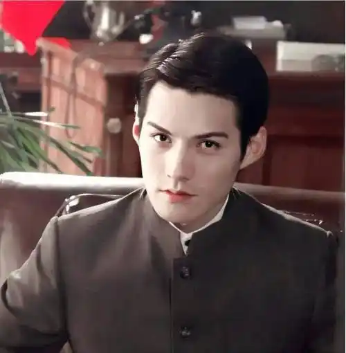 严屹宽和杜若溪一家三口同框的画面好温馨,严屹宽还是那么帅_女儿