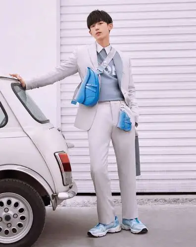 设计 采用渐变蓝色印花,为拼接鞋面增添色彩和维度 郭俊辰这套造型中