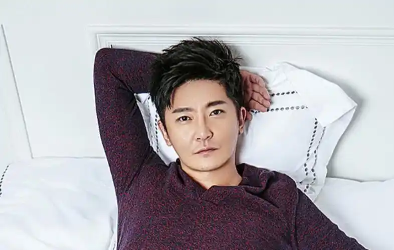 有一种"整容"叫郭京飞寸头,与现在判若两人,网友:心动的感觉