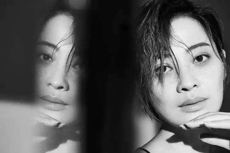 42岁梅婷生日写真曝光 穿深v裙大秀好身材