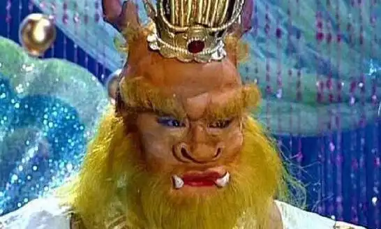 龙王却奉若上宾,唯唯诺诺,把悟空叫作"大圣",自称"小仙",一副卑躬屈膝