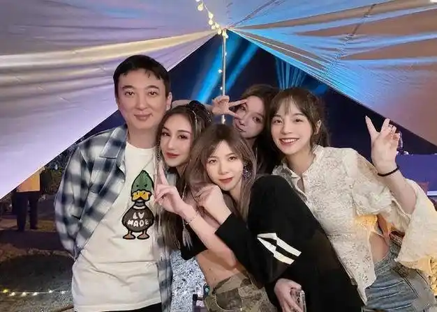 王思聪女友大方宣示主权,晒爱巢坐王思聪副驾,认知清晰不求长久_腾讯