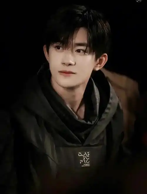 从喝奶少年到香槟绅士易烊千玺成长魅力娱乐巨星也要厚积薄发