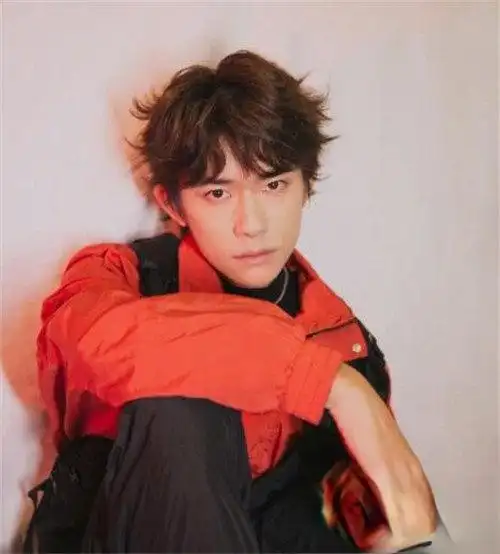 易烊千玺发型叫什么 款款帅气a到爆