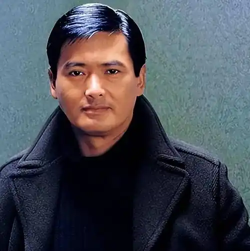 无独有偶,周润发凭借高大帅气的外表得到了香港著名电影导演吴宇森的