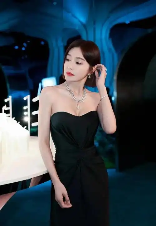 44岁,魔鬼身材性感火辣,人间尤物秦岚|抹胸|长裙_网易订阅