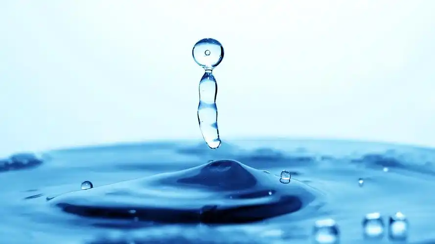 简约淡雅 玻璃中的水滴4k高清图片壁纸(小清新静态壁纸) - 静态壁纸