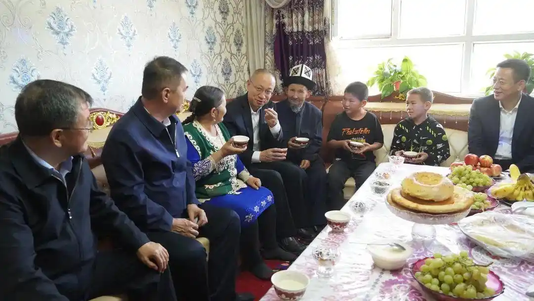 在阿克陶县丝路佳苑居民艾海提·穆拉提家中,董昕关切询问老人的身体