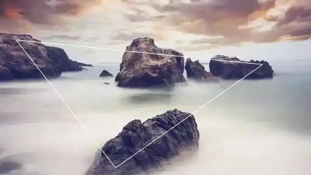 三角形构图法就是指利用画面中景物,按照三角形的结构进行构图拍摄.